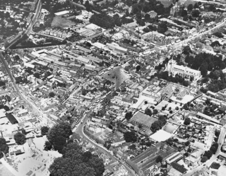 Hitchin town centre in 1949. CREDIT: Britain from Above website