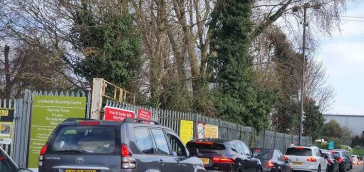 Long queues have been a feature of a trip to the dump on Blackhorse Lane recently. CREDIT: @HitchinNubNews