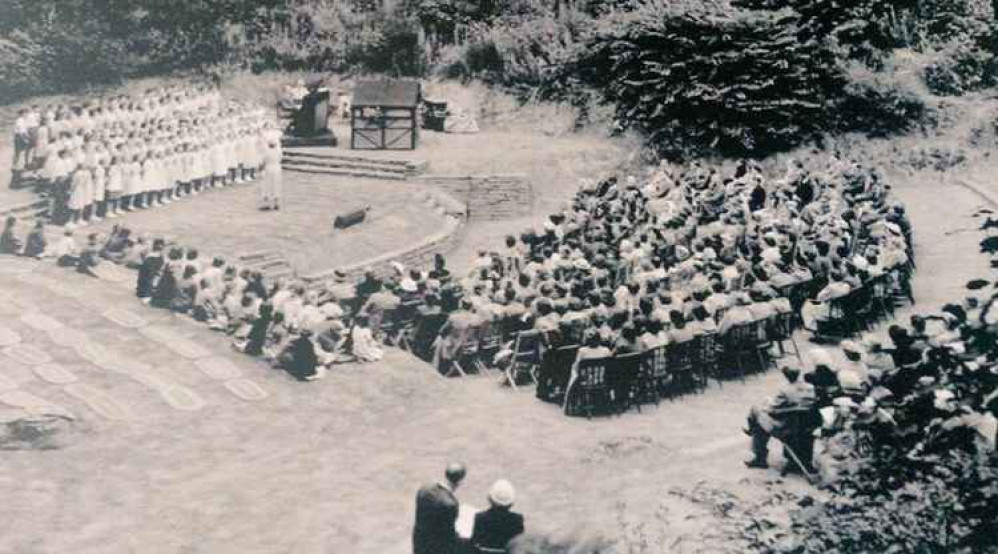 Hitchin Dell hosting open air theatre in 1951 during the Festival of Britain. CREDIT: HISTORIC HITCHIN