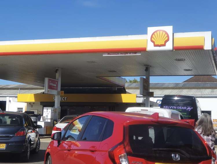 Hitchin: Long queues form at petrol stations despite government calls to avoid panic buying. PICTURE: Queues outside the Shell garage on Bedford Road in Hitchin. CREDIT: @HitchinNubNews