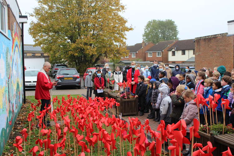 Hitchin school pupils pay tribute on Armistice Day by making poppies