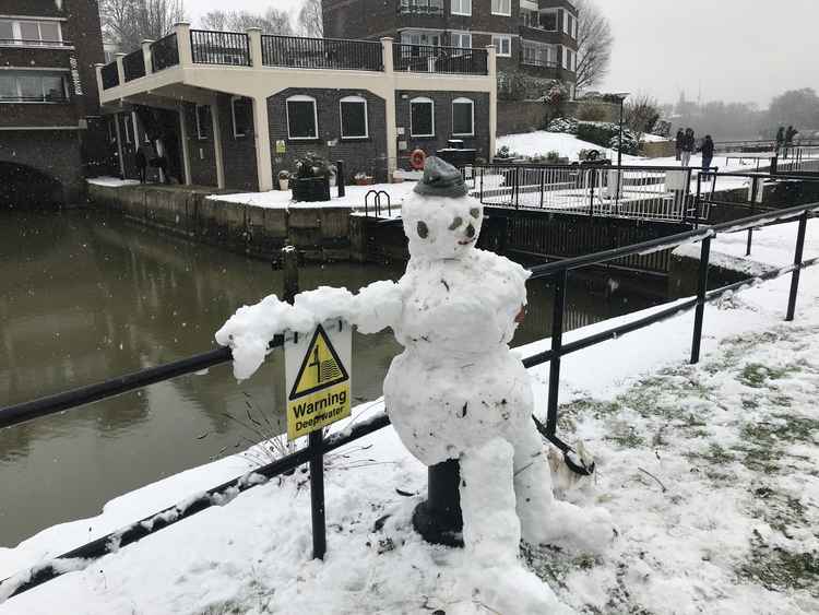 A laidback snowman on Brentford Dock