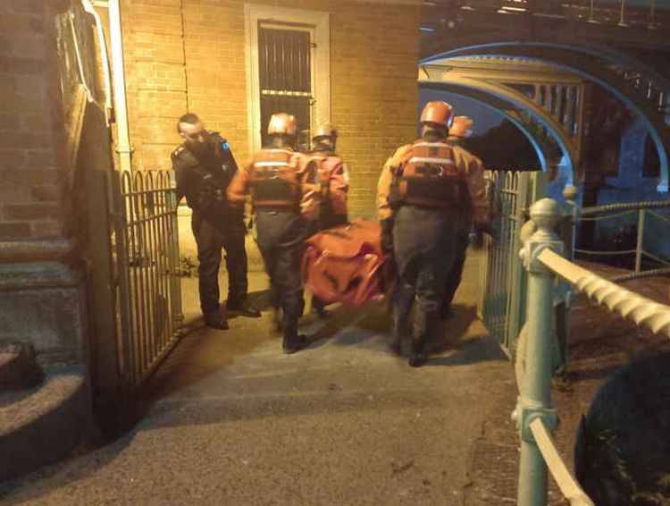 Emergency teams arrive with an inflatable raft at Richmond Lock on Sunday (Image: Jessica Broadbent)