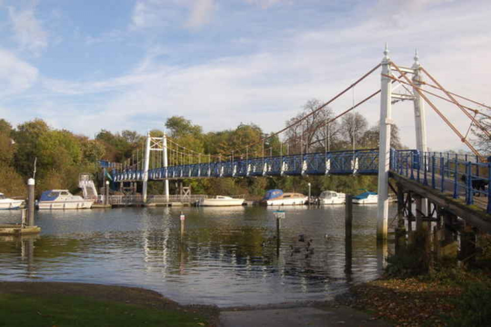 The bridge at Teddington Lock by Roger Davies