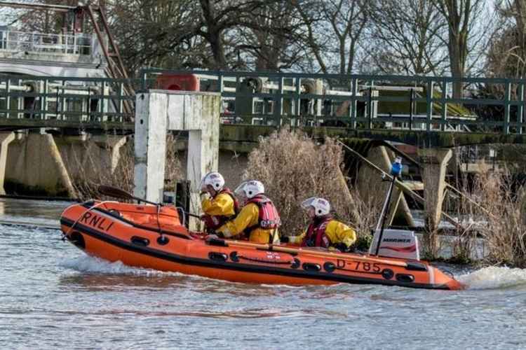 TEDDLINGTON RNLI ON THE RIVER THAMES AT TEDDINGTON WEIR –  COURTESY OF TEDDINGTON RNLI