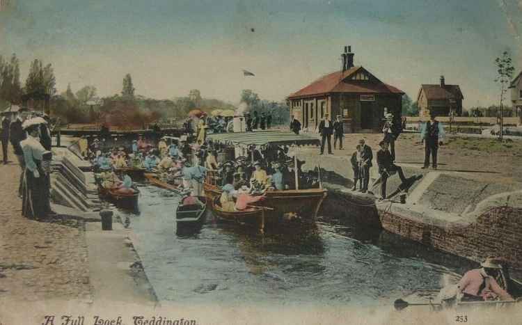 A postcard of Teddington Lock from 1907