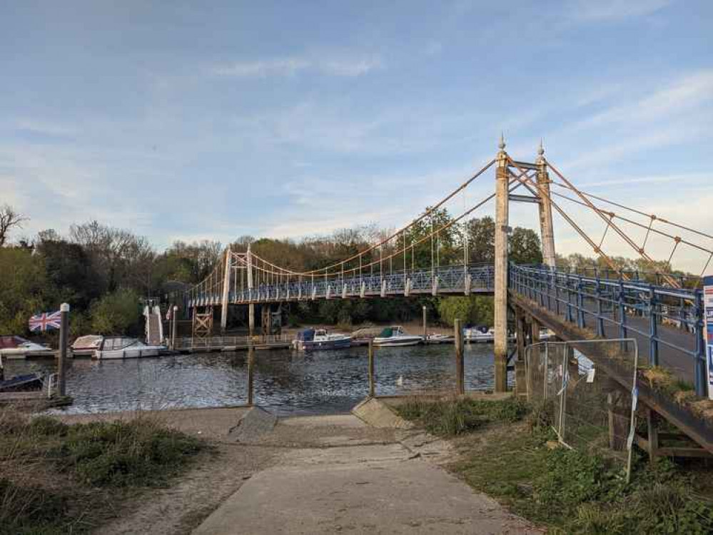 A photo of the suspension bridge over Teddington Lock