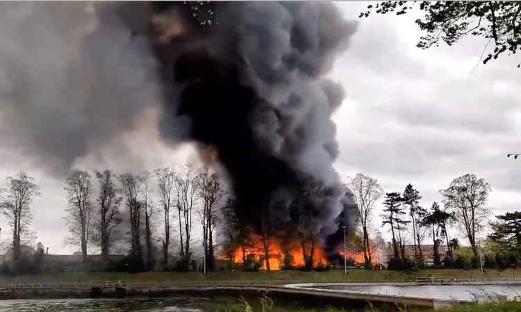 Another view of the fire, which can be seen from miles away / Credit: Twitter user @TheHamptonite