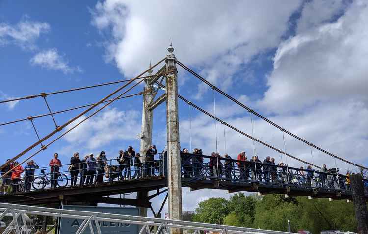 Many people were watching from the lock bridge