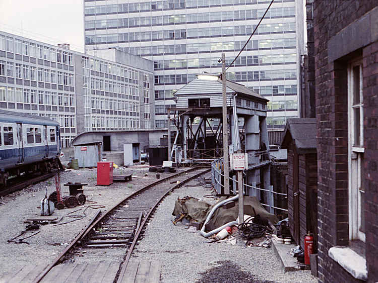 You raise me up: the old lift at the station, pictured in the 1980s (Credit: SV1XV via Flickr)