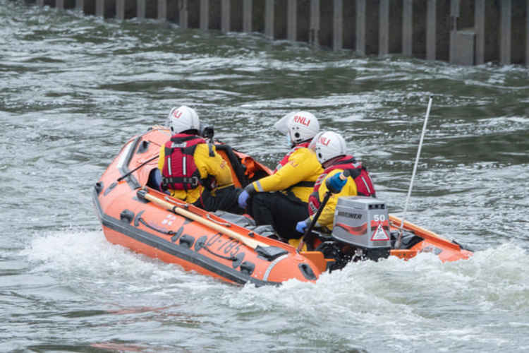 The RNLI training at Teddington Lock (Credit: Sue Lindenberg)