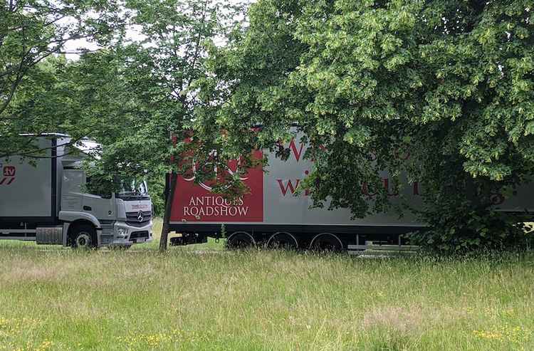 Cars and trucks with equipment were parked outside the House's gates (Credit: Nub News)