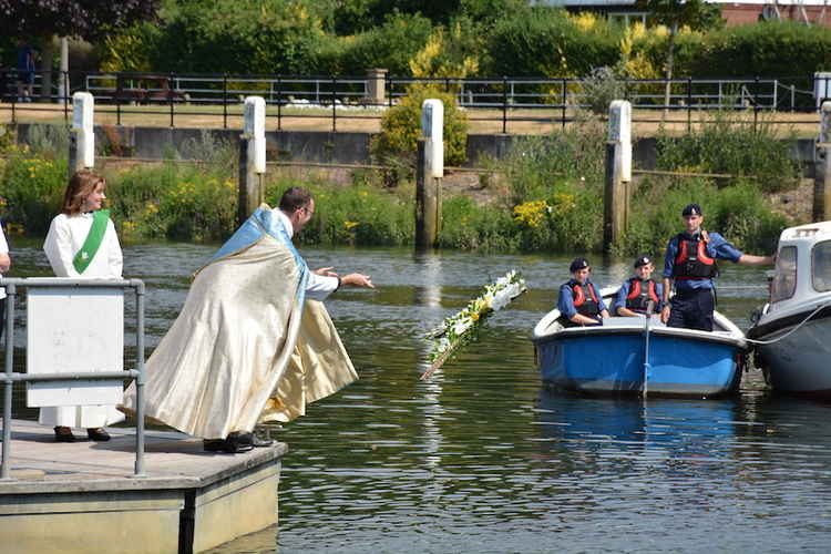 The 2018 River Blessing featuring Teddington RNLI and the vicar Joe Moffat (Credit: Fred Squire)