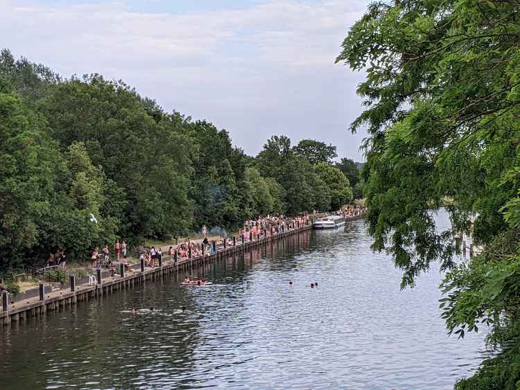 Crowds lined Teddington Lock on the hottest day of the year last month and police had to be called (Credit: Nub News)