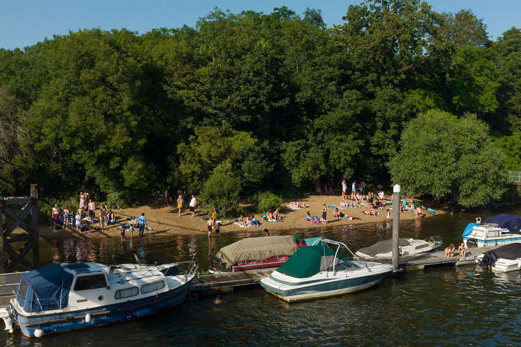 The 'beach' by the Thames returns as residents cool off from the 31 degree heat (Photo by Ollie G. Monk)