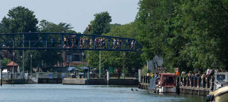 Youths have been flocking to the Lock to cool off in the heatwave after schools broke up (Credit: Ollie G Monk)
