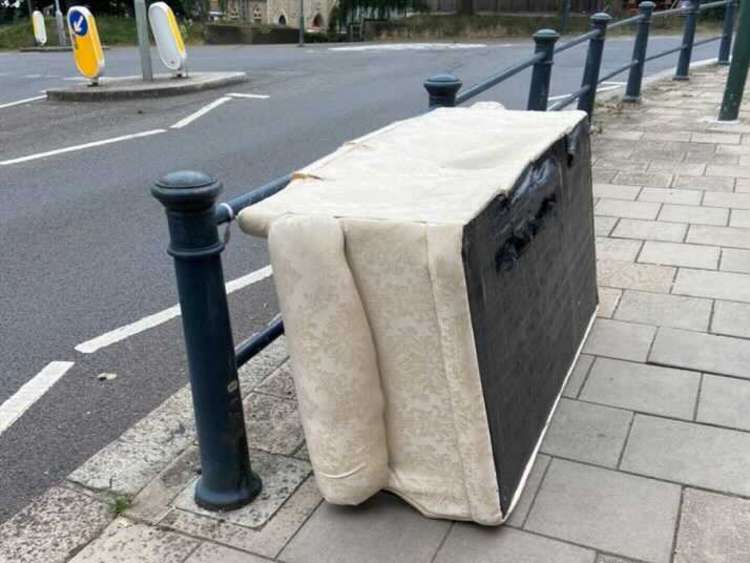 The dumped sofa on Waldegrave Road, Teddington (Image: @DeerRichmond)