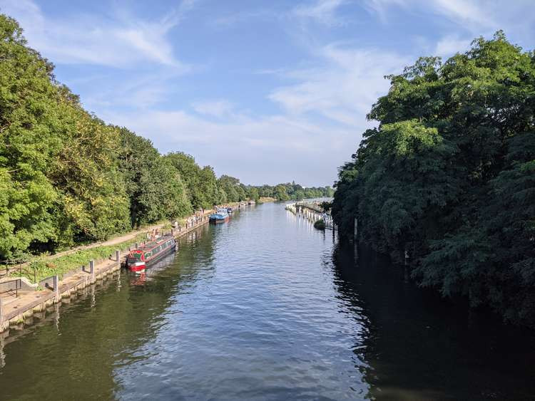 Teddington Lock was balmy today, though less crowded than earlier in the summer (Image: Nub News)