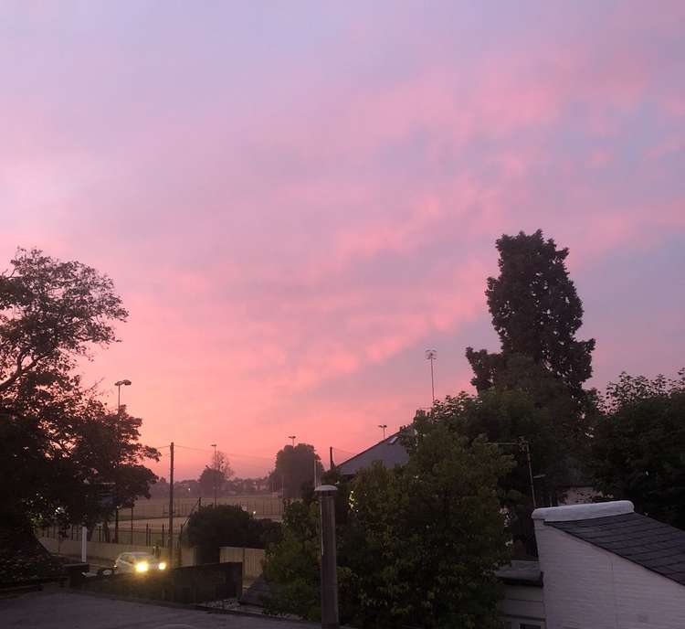 Red skies over the Lensbury Club tennis courts (Image: @tideendcottage)