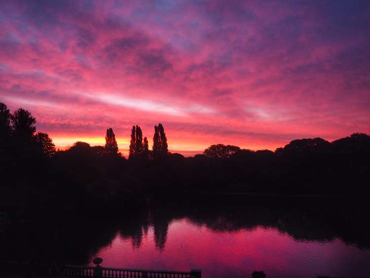 Ruth Wadey's photo of the red sky at Twickenham riverside (Image: @ruthsgallery)