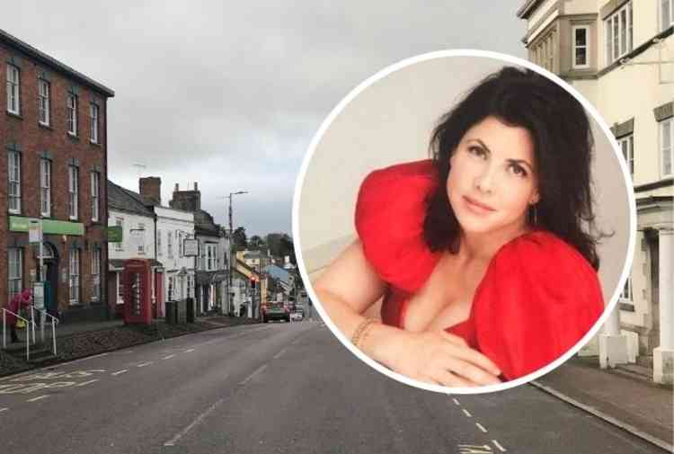 Kirstie Allsopp co-presents Location, Location, Location on Channel 4 alongside Phil Spencer