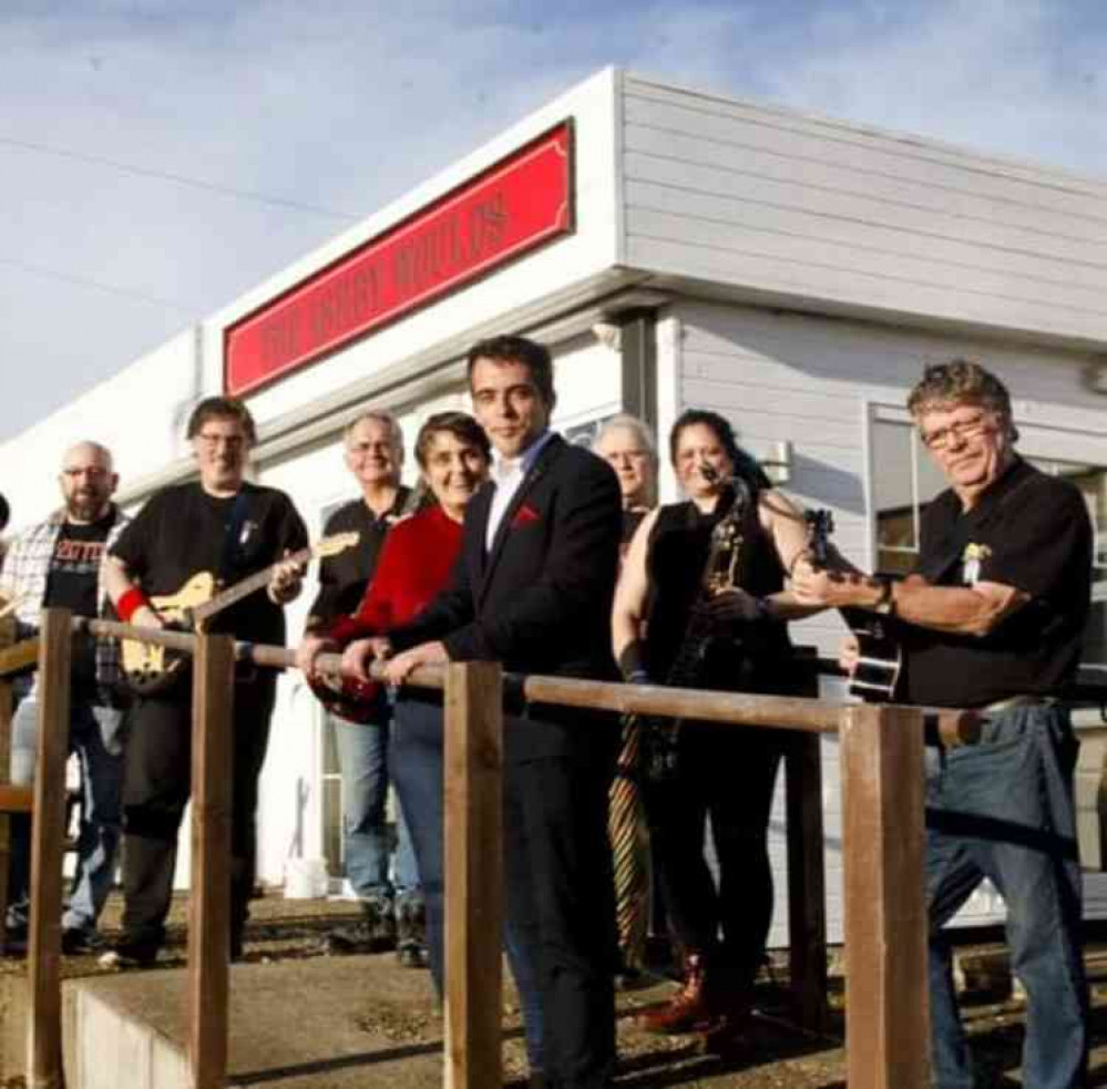 Ashby Woulds landlord Tom McGurk pictured at the Ashby Woulds with local musicians