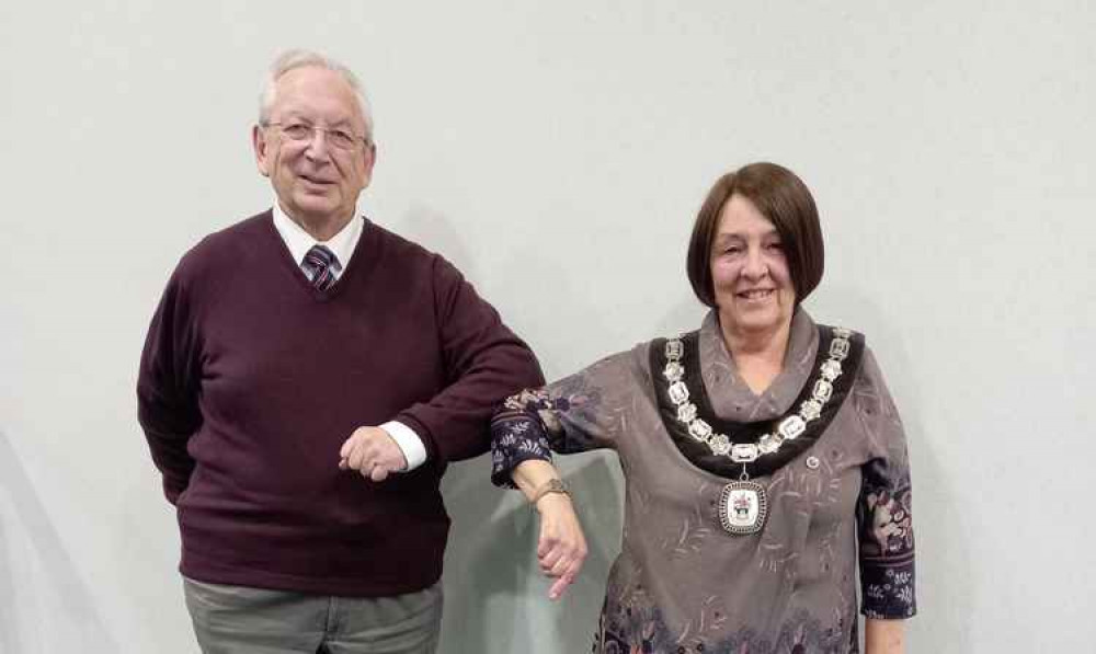 Outgoing Mayor Cllr Graham Allman hands over the role to Cllr Rita Manning