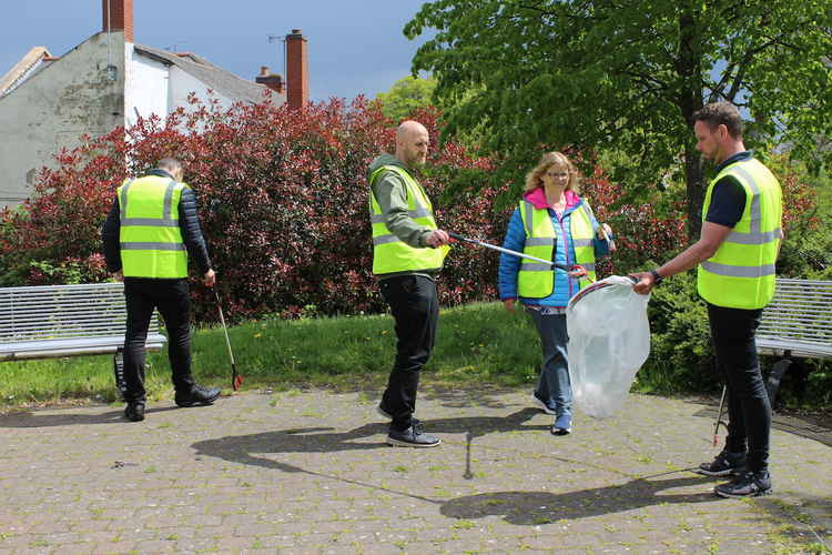 (L – R) Councillor Andrew Woodman, Portfolio Holder for Community Services at NWLDC, Stuart Cave, volunteer litter picker, Andrea Cave, volunteer litter picker, Ian Webster, Senior Enforcement Officer at NWLDC.