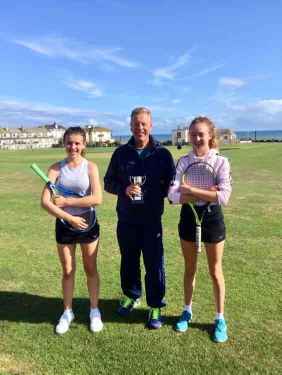 Sarah Van Hecke winner of Under 18 with runner-up Julie Goossens.