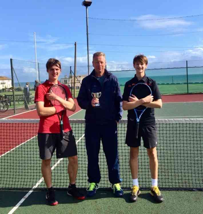 Men's singles' winner Jed Ionov-Flint with runner-up Greg Shipp.