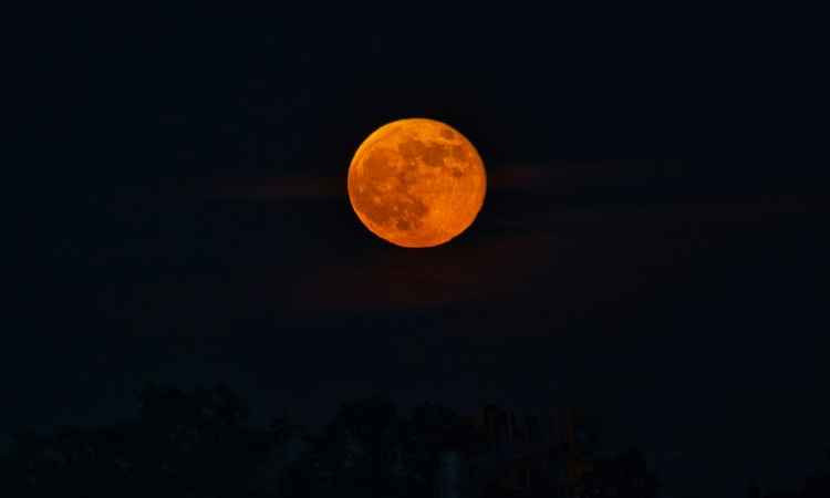 Names for the June full Moon include Strawberry, Mead, Honey, Rose and Hot