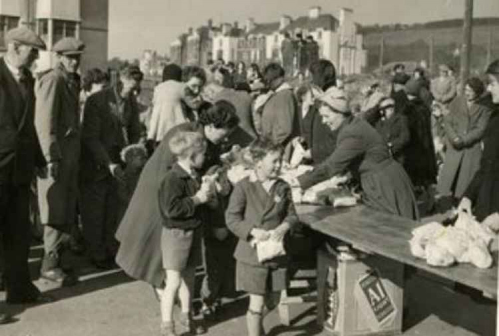 A 1954 photo of the Hot Cross Buns giveaway.