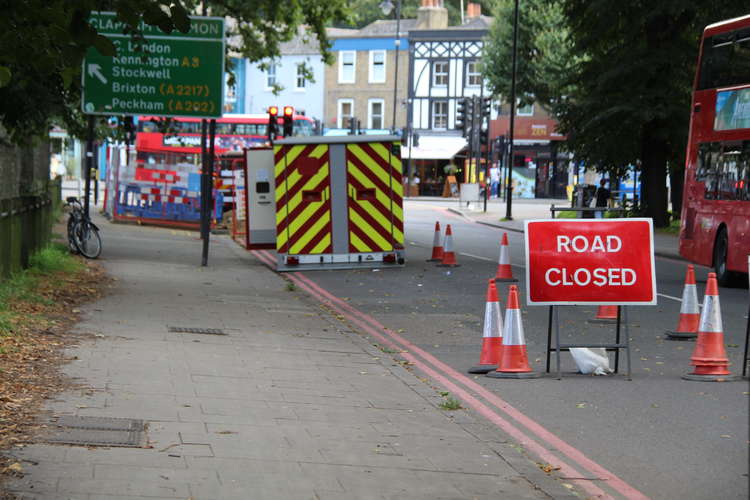 Long Road closed to eastbound traffic at Clapham Common Southside