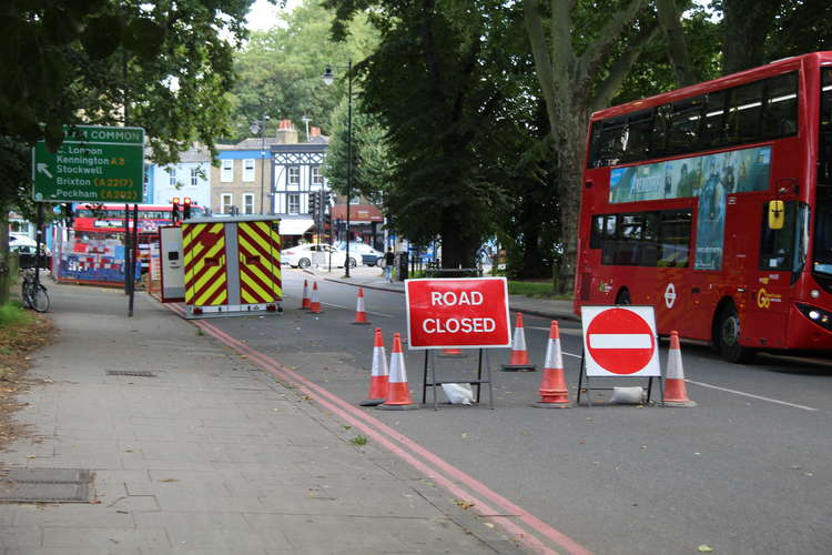 Long Road closed to eastbound traffic at Clapham Common Southside