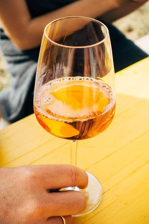 Orange wine is on the lips of trend-setting wine drinkers in London (Image: Viarami via Pixabay)