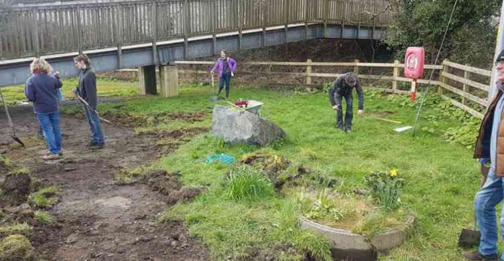 Volunteers get stuck in to the garden (Facebook)