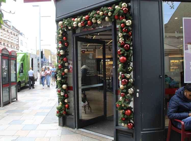 Pret on St John's Road in Clapham Junction is adorned with Christmas decorations (Image: Issy Millett, Nub News)