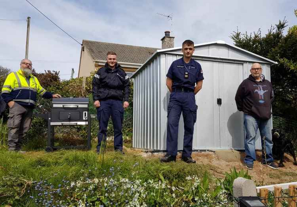 Sailors help fisherman from Mylor.