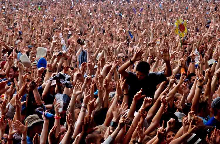 The crowd at the Jazz World Stage, 1990s (Photo: Ann Cook/V&A)