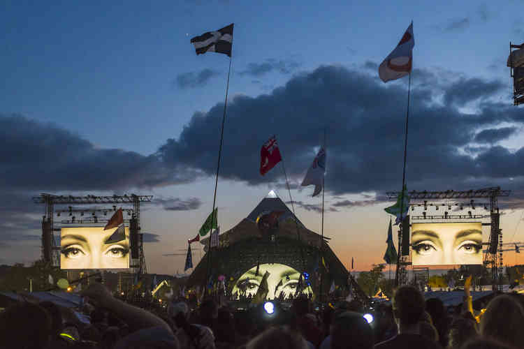 Adele at the Pyramid Stage 2016 (Photo: Iwona Pinkowicz/V&A)