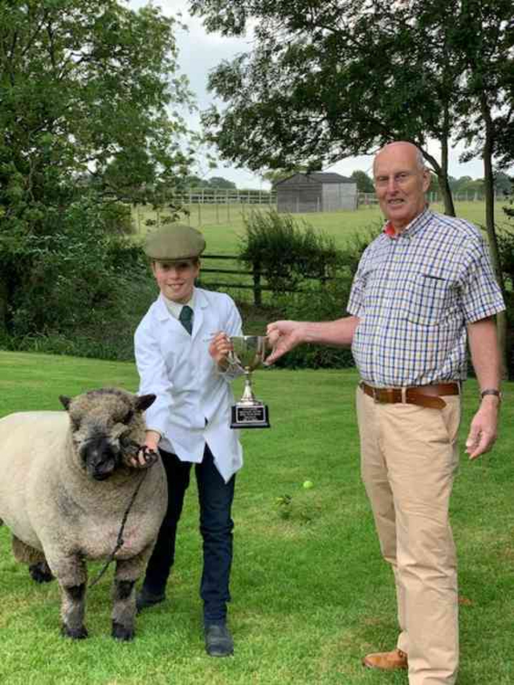 Ian Harvey presents Best in Show to Thomas Nash