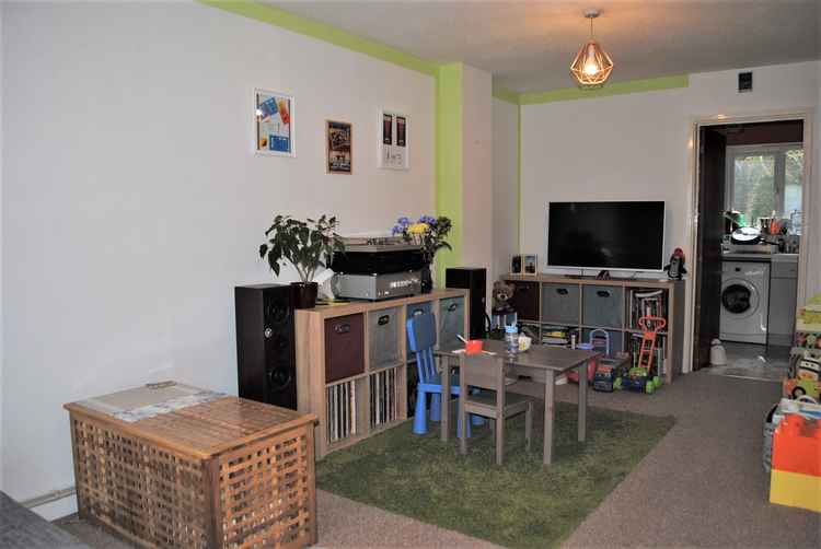 Two-bedroom mid-terraced house in Trajan's Way Two-bedroom mid-terraced house in Trajan's Way