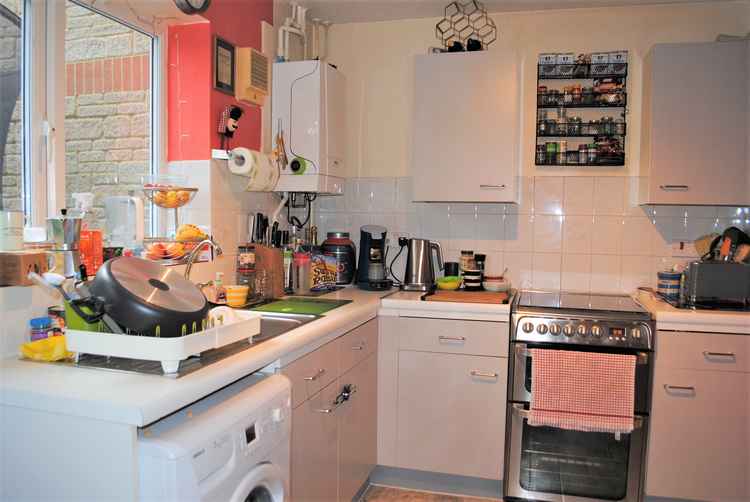 Two-bedroom mid-terraced house in Trajan's Way Two-bedroom mid-terraced house in Trajan's Way