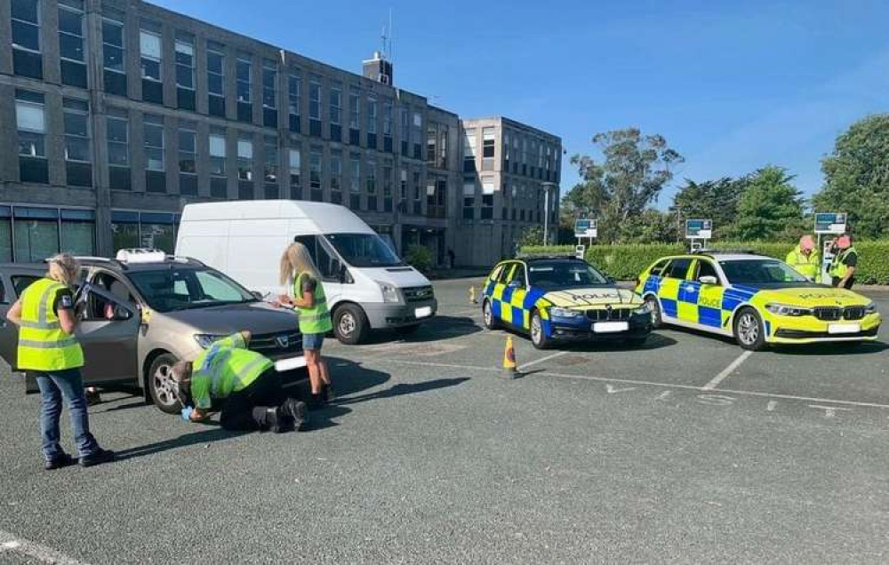 Police carrying out checks on taxis. Photo credit: Devon and Cornwall Police.