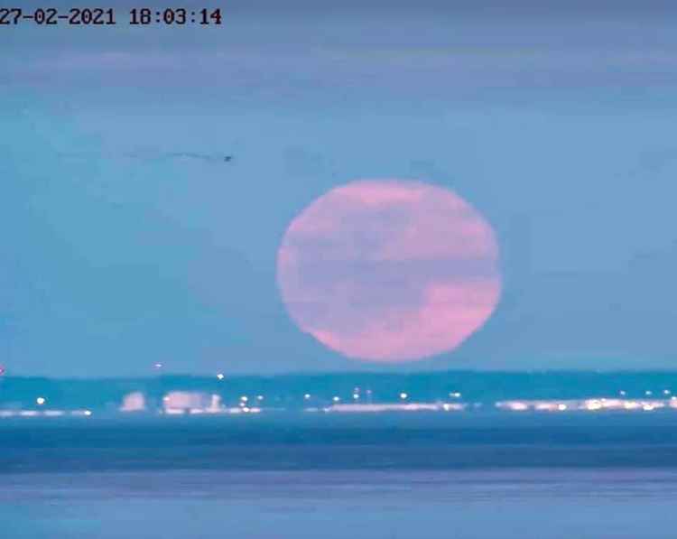 The moon rises over Avonmouth (Photo credit: Stephen R Jones)