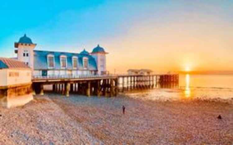 The spring sun shines upon the Pavilion and glints off the water (Kath Fisher)