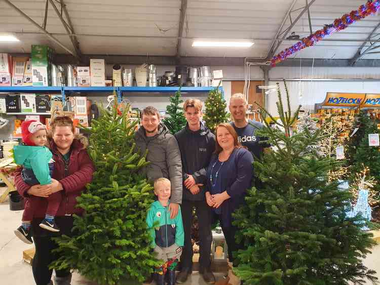 (L to R) Charlie Dawe, Janine Dawe, Bradley Thomas Dawe, Alfie Dawe, Kings Garden & Leisure's Jack Murdoch, Claire Austin and Andy Austin.