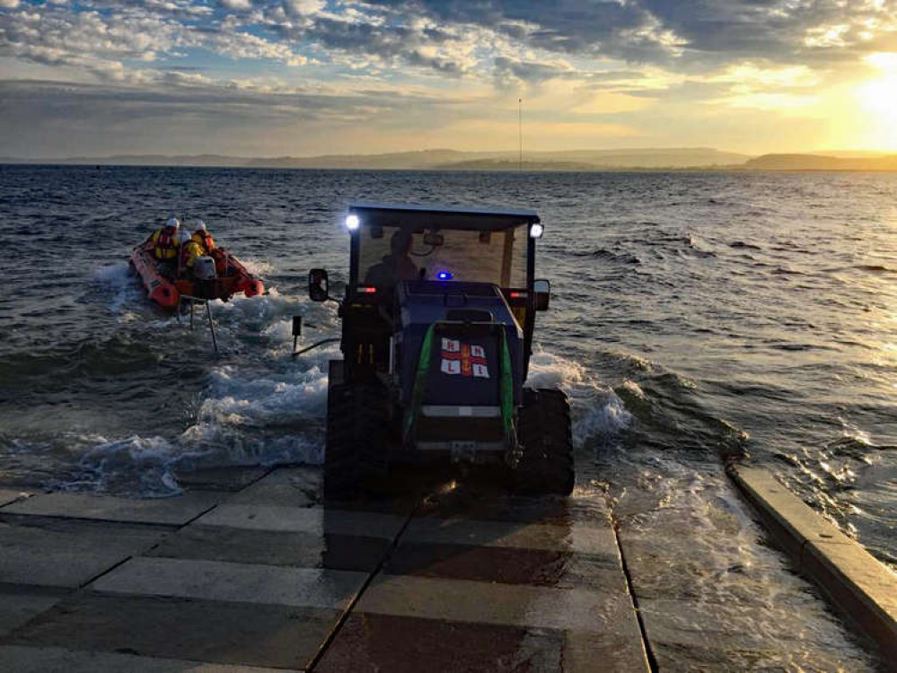 Exmouth RNLI inshore lifeboat speeds to the rescue. Credit:  Chris Sims / RNLI