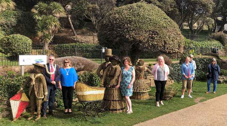 The Wicker family with Cllr Mark Jepson and Mrs Julie Jepson, artist Tracy Barritt- Brown, Cllr Sharon Harkin and members of Friends of the Seafront Gardens (Picture credit: Felixstowe town council)