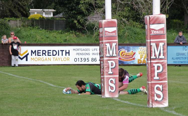 Paddy Haddad scoring his try. Credit: Iain Cooper